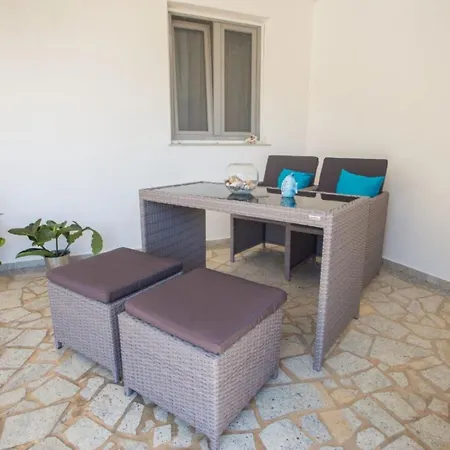 Charming With Shared Pool Apartment